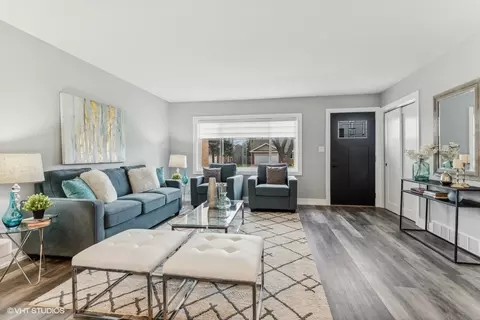 Living - 329 Eaker Pl, Des Plaines, IL 60016 photo 1 of 7