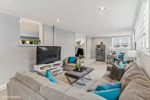 Living - 329 Eaker Pl, Des Plaines, IL 60016 photo 5 of 7