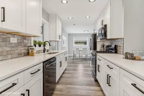 Kitchen - 329 Eaker Pl, Des Plaines, IL 60016 photo 2 of 3