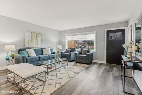 Living - 329 Eaker Pl, Des Plaines, IL 60016 photo 2 of 7
