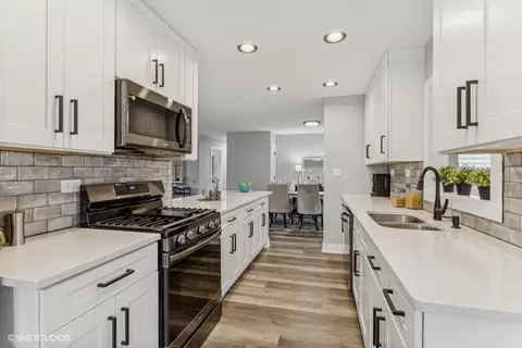 Kitchen - 329 Eaker Pl, Des Plaines, IL 60016 photo 3 of 3