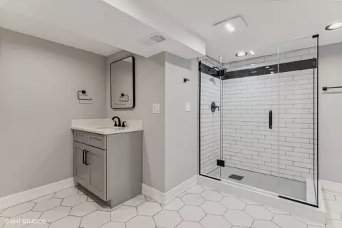 Bath - 329 Eaker Pl, Des Plaines, IL 60016 photo 3 of 3