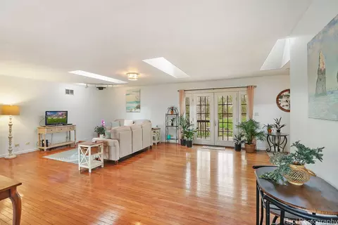 Living - 9601 Fox Bluff Ln, Spring Grove, IL 60081 photo 2 of 4