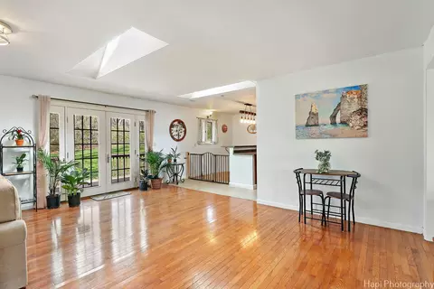 Living - 9601 Fox Bluff Ln, Spring Grove, IL 60081 photo 3 of 4
