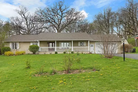 9601 Fox Bluff Ln, Spring Grove, IL 60081