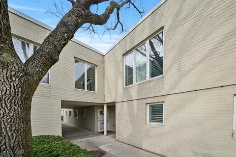 1125 S Park Ter, Chicago, IL 60605