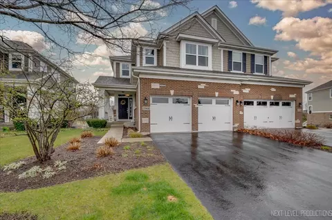 27 W183 Breme Dr, Warrenville, IL 60555
