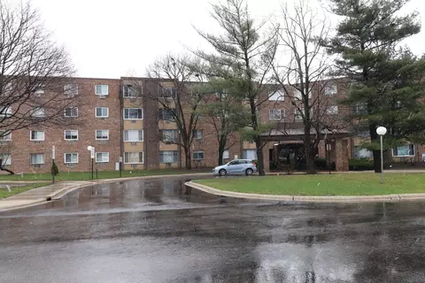 1475 Rebecca Dr #310, Hoffman Estates, IL 60169