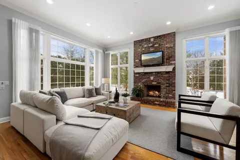 Living - 950 Tara Ct, Wheaton, IL 60189 photo 6 of 14
