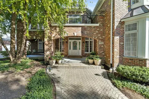 Exterior - 950 Tara Ct, Wheaton, IL 60189 photo 4 of 16