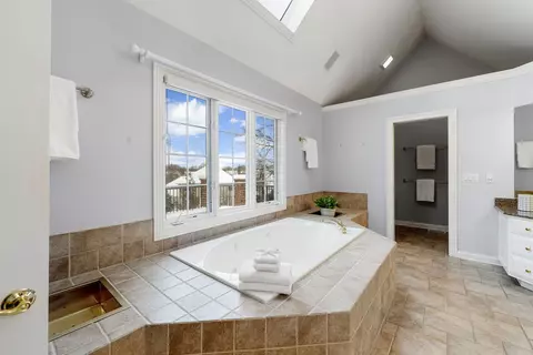 Bath - 950 Tara Ct, Wheaton, IL 60189 photo 1 of 2