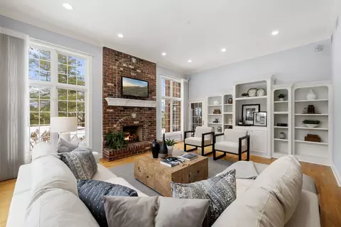 Living - 950 Tara Ct, Wheaton, IL 60189 photo 4 of 14