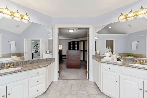 Bath - 950 Tara Ct, Wheaton, IL 60189 photo 2 of 2
