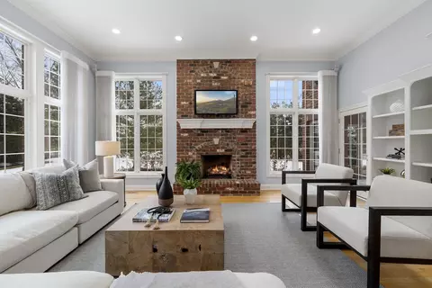 Living - 950 Tara Ct, Wheaton, IL 60189 photo 5 of 14