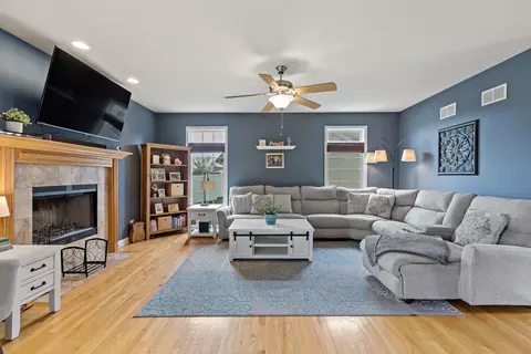 Living - 1143 Ash St, Beecher, IL 60401 photo 2 of 3
