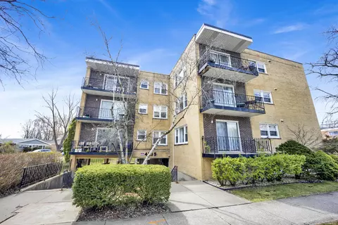 4735 Grove St #102, Skokie, IL 60076