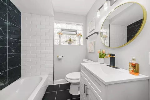 Bath - 9766 S Ingleside Ave, Chicago, IL 60628 photo 1 of 2