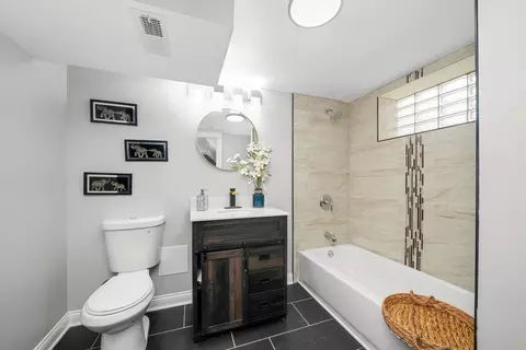 Bath - 9766 S Ingleside Ave, Chicago, IL 60628 photo 2 of 2