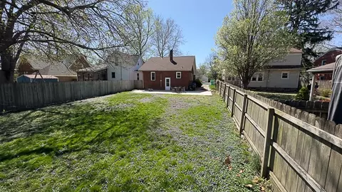 Exterior - 2016 E Jackson St, Bloomington, IL 61701 photo 9 of 14