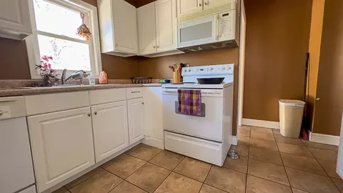 Kitchen - 2016 E Jackson St, Bloomington, IL 61701 photo 3 of 4
