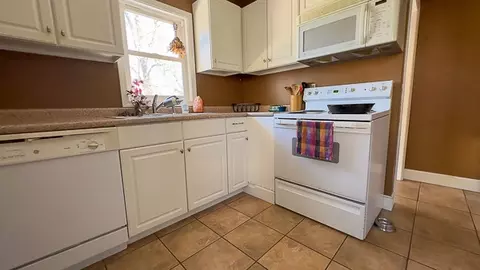 Kitchen - 2016 E Jackson St, Bloomington, IL 61701 photo 2 of 4