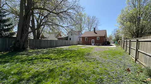 Exterior - 2016 E Jackson St, Bloomington, IL 61701 photo 8 of 14