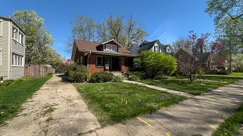 Exterior - 2016 E Jackson St, Bloomington, IL 61701 photo 2 of 14