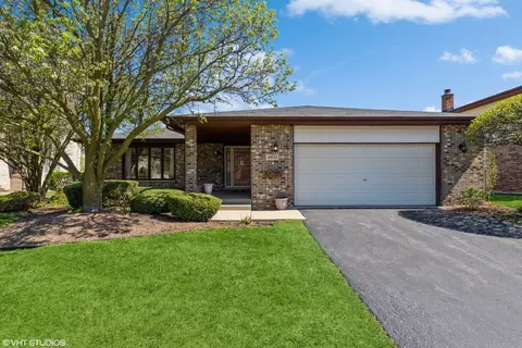 4832 Meadow Lake Dr, Richton Park, IL 60471