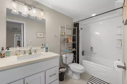 Bath - 427 Delles Rd, Wheaton, IL 60187 photo 3 of 4