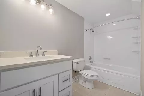 Bath - 427 Delles Rd, Wheaton, IL 60187 photo 2 of 4