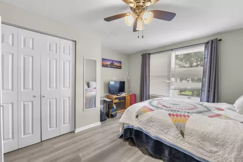 Bedroom - 427 Delles Rd, Wheaton, IL 60187 photo 2 of 7