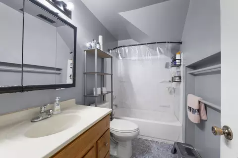 Bath - 427 Delles Rd, Wheaton, IL 60187 photo 4 of 4