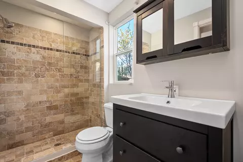 Bath - 427 Delles Rd, Wheaton, IL 60187 photo 1 of 4