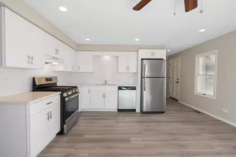 Kitchen - 427 Delles Rd, Wheaton, IL 60187 photo 3 of 4