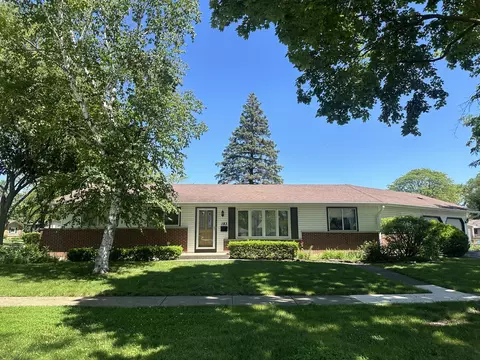 183 Basswood Ct, Elk Grove Village, IL 60007