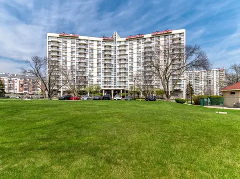 20 N Tower Rd #4D, Oak Brook, IL 60523