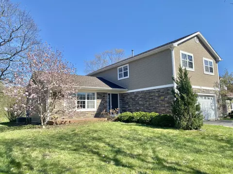 721 Hackberry Ln, Algonquin, IL 60102