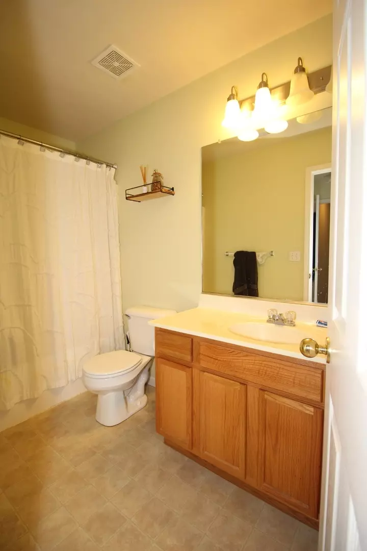 Bath - 923 E Shelbourne Dr, Normal, IL 61761 photo 2 of 5