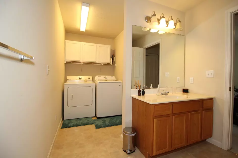 Bath - 923 E Shelbourne Dr, Normal, IL 61761 photo 4 of 5