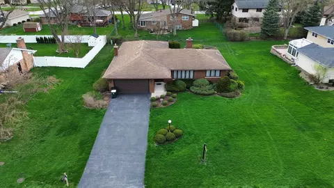 10 E S276 E Hampshire Ln, Willowbrook, IL 60527