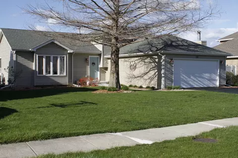 605 Creekside Cir, Minooka, IL 60447