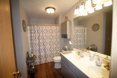 Bath - 605 Creekside Cir, Minooka, IL 60447 photo 1 of 2