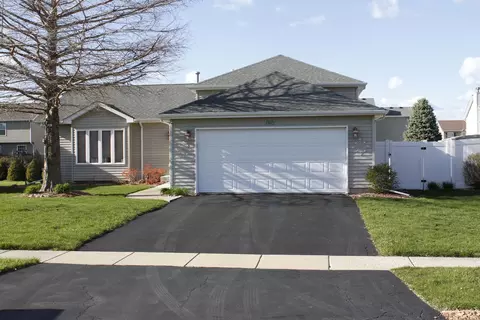 Exterior - 605 Creekside Cir, Minooka, IL 60447 photo 2 of 5
