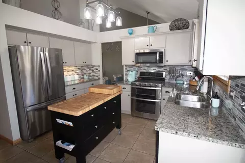 Kitchen - 605 Creekside Cir, Minooka, IL 60447 photo 2 of 2