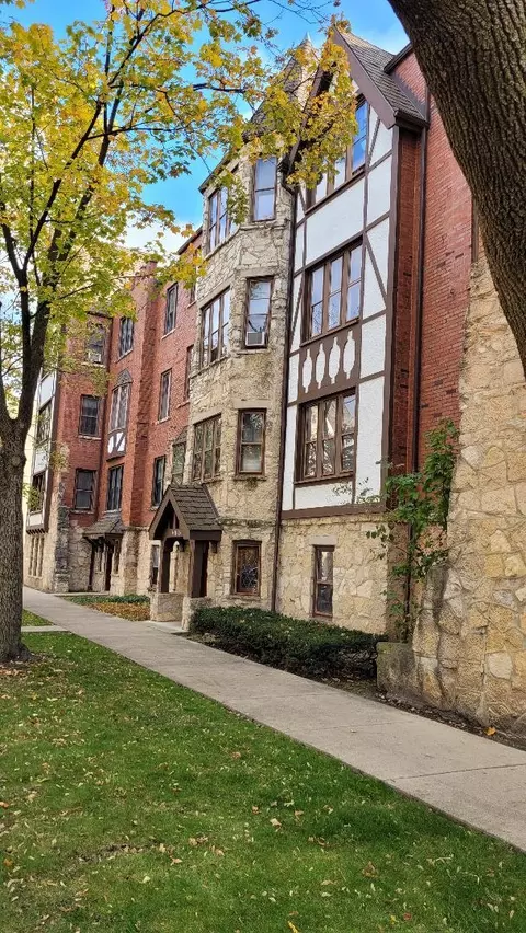 3417 W Hollywood Ave #2A, Chicago, IL 60659