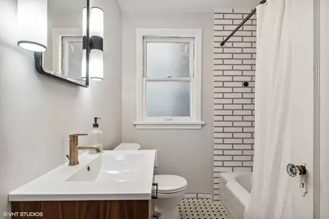 Bath - 3222 W Olive Ave, Chicago, IL 60659 photo 2 of 2
