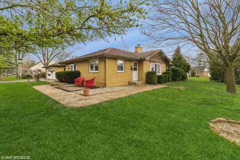 537 N Greenleaf St, Gurnee, IL 60031