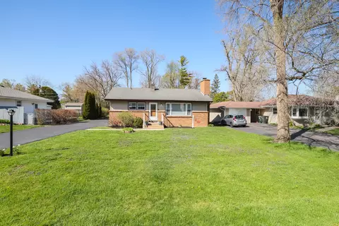 1920 Fairfield Rd, Lindenhurst, IL 60046