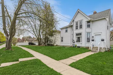 323 3rd St, Libertyville, IL 60048
