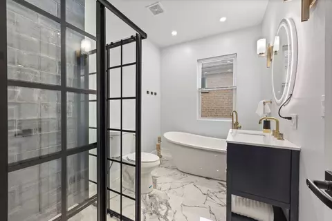 Bath - 9407 S Rhodes Ave, Chicago, IL 60619 photo 1 of 2